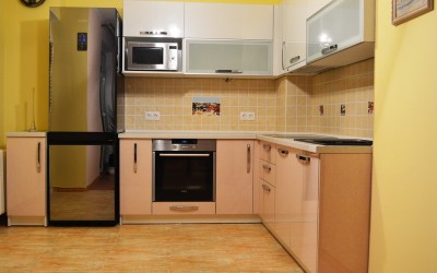 Светлая кухня со светлой столешницей