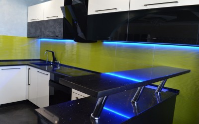 Черно-белая кухня из акрила