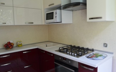 Бордовая кухня