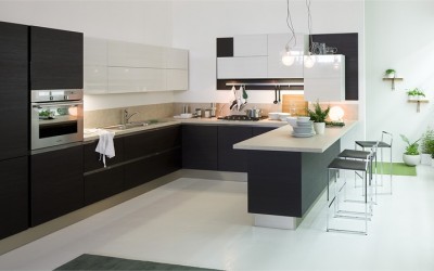 Черная кухня с белой столешницей